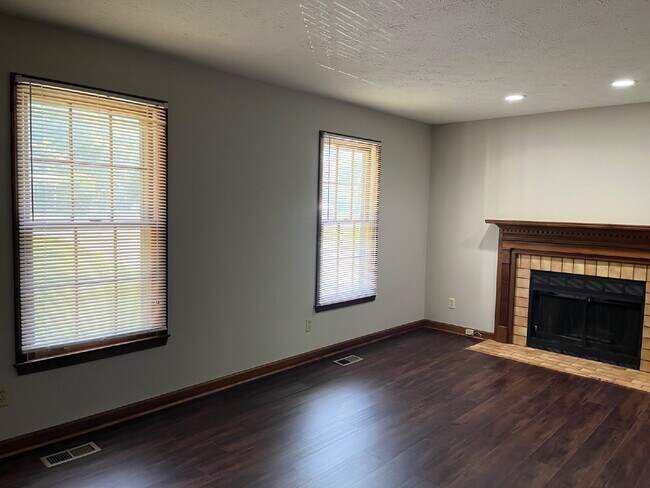 Building Photo - "Charming 3-Bedroom Retreat in Nashville – Spacious 1,149 Sq Ft with 1.5 Baths!"