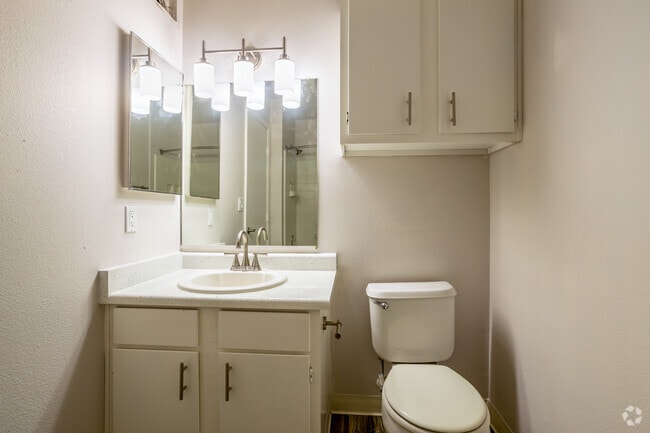 2BR, 2BA - 920SF - Austin Crest