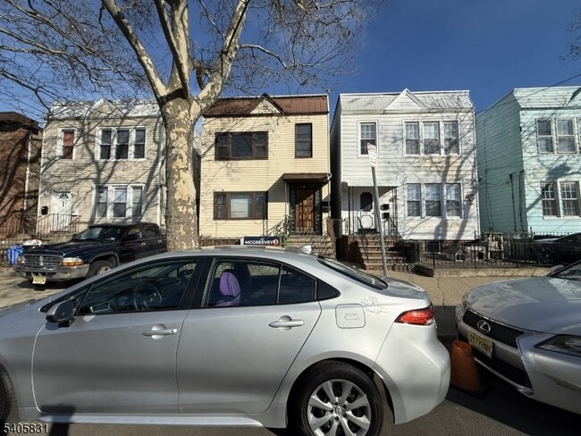 Building Photo - 98 Yale Ave