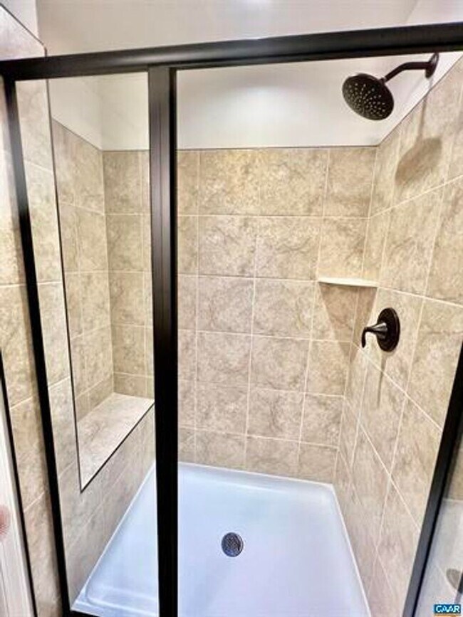 Foto del edificio - Southwood- Gorgeous style and like new condition with a great location to downtown and the Univer...
