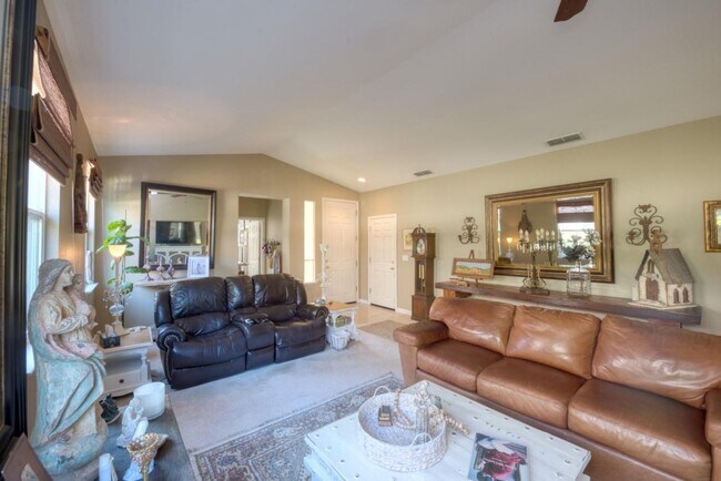 Foto del edificio - Amazing Large 3 Bedroom 2 Bathroom Home for Lease in Patterson