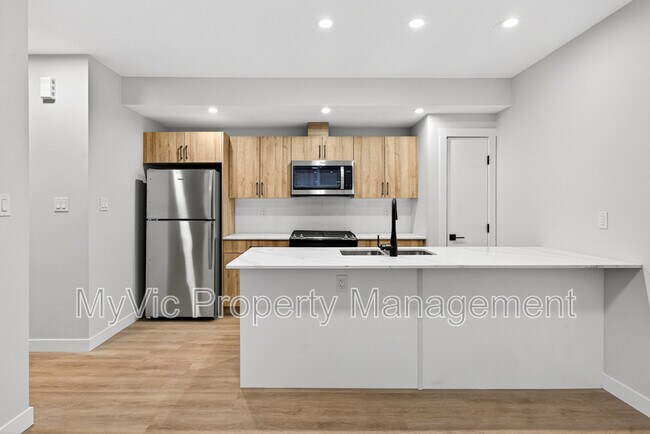 Building Photo - 10335-10135 135 St NW