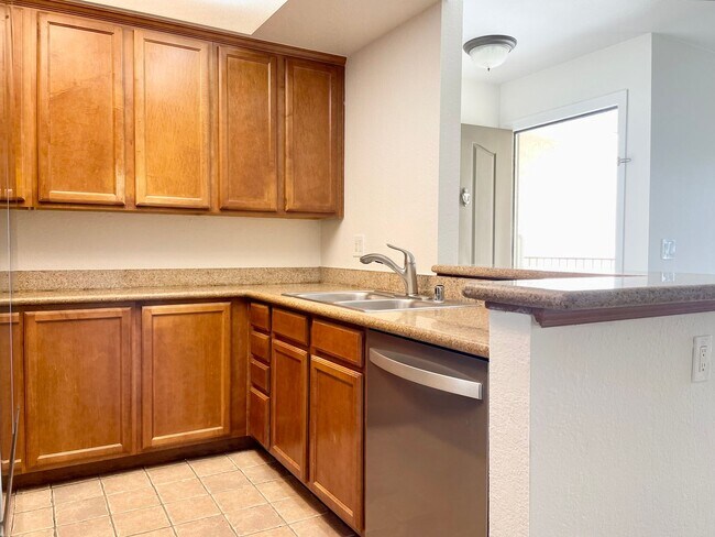 Foto del edificio - Upper Level Condo in Gated Arbor Hill!