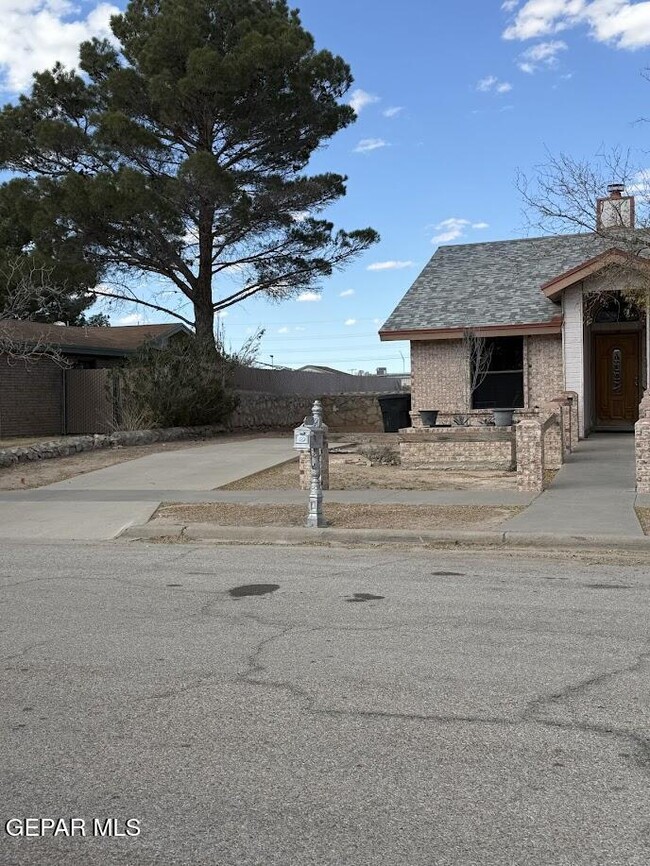 Building Photo - 15327 Woodhill Ct