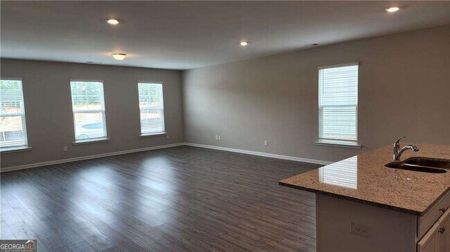 Foto del edificio - 400 Grey Falcon Ave