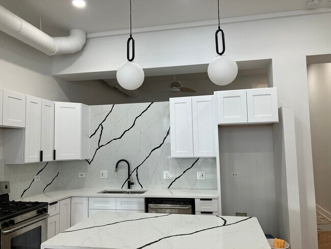 Foto del edificio - 1400 N Milwaukee Ave