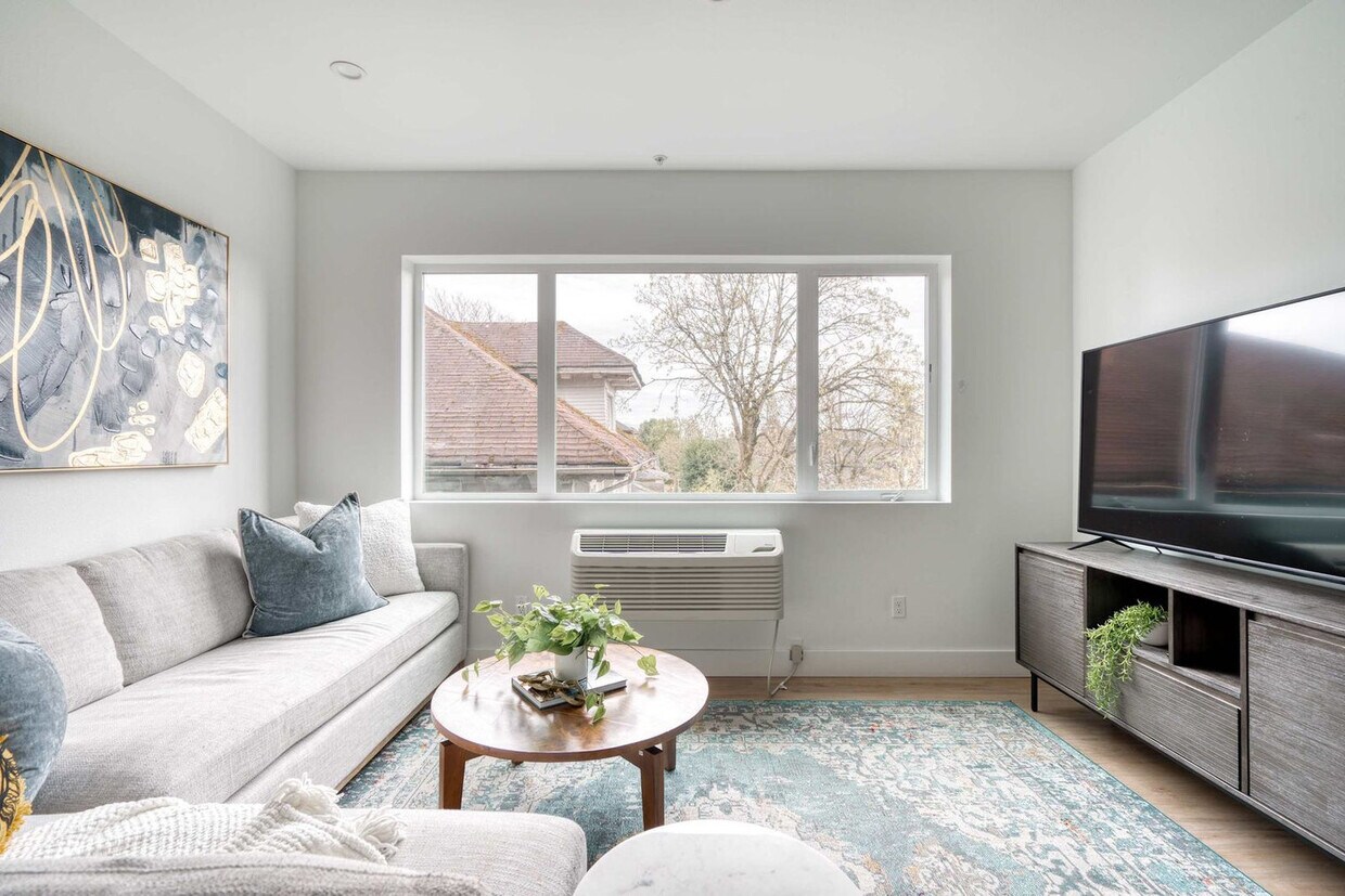 Foto principal - 4980 N Vancouver Ave