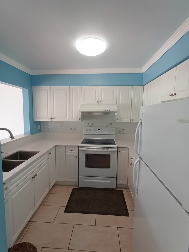 Kitchen - 2101 Mcmullen Av