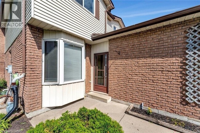 Building Photo - 116 William St N