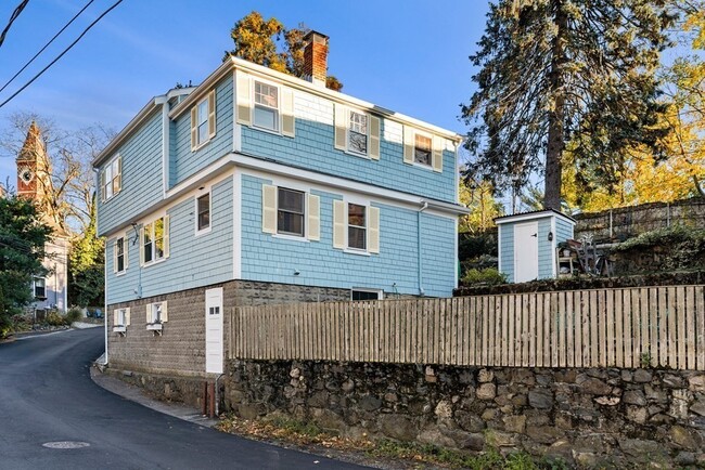 Building Photo - 12 Bassett St