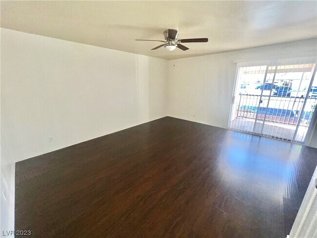 Foto del edificio - 5261 River Glen Dr