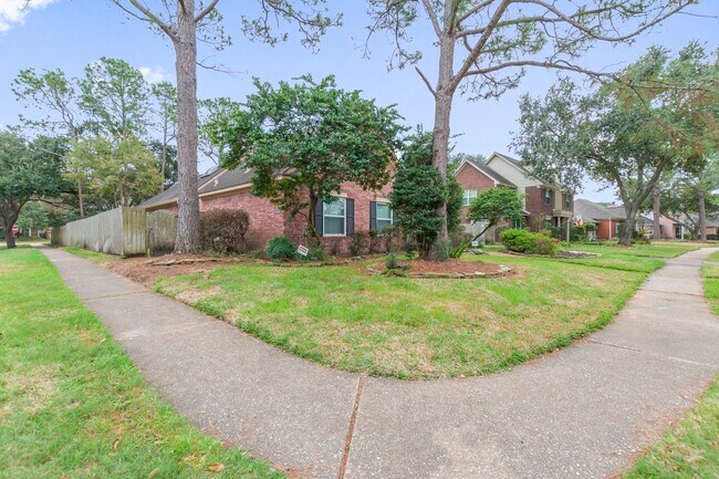 Building Photo - 15950 Meadowside Dr