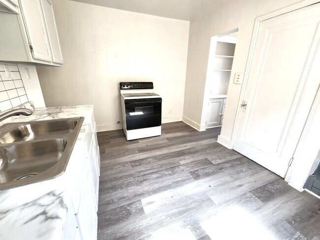Foto del edificio - 5 bedroom single family - Available now!