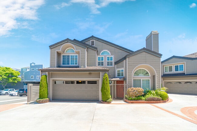 End unit in Bluffside Villas! - 24545 Santa Clara Ave