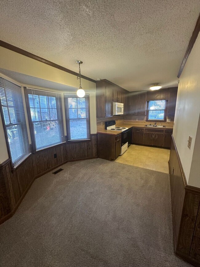Foto del edificio - One Month Rent Free! Dual Primary Bedrooms...