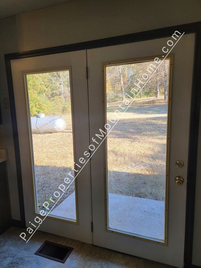 Building Photo - Country Home in Midway