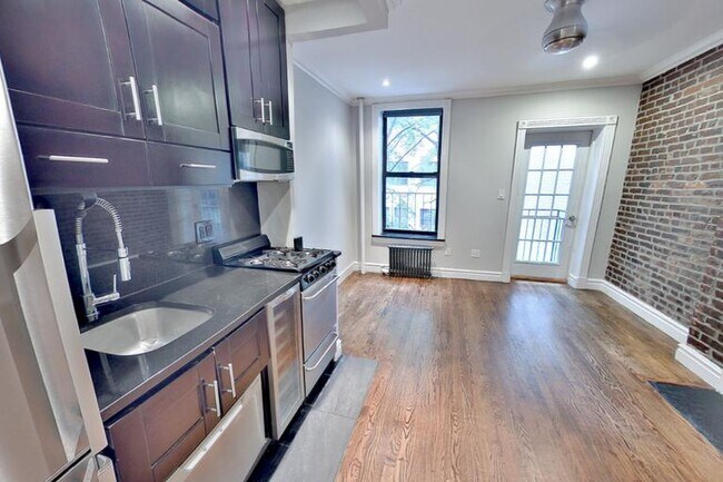 Building Photo - 221 Mott St