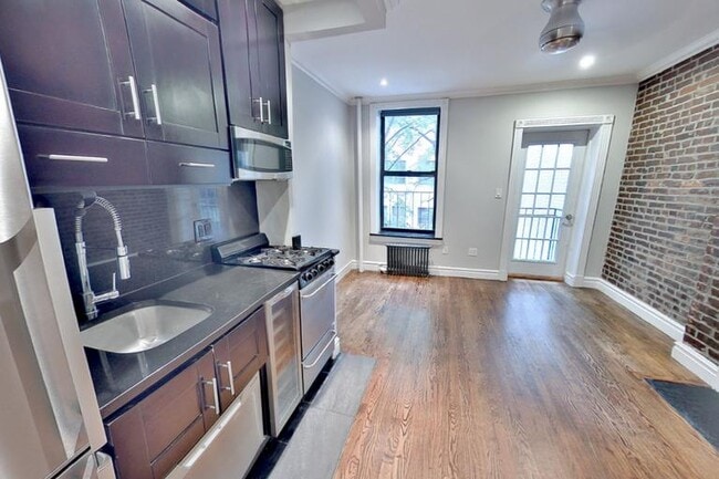 Building Photo - 221 Mott St