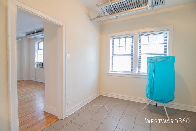 Building Photo - 1620 W Farwell Ave