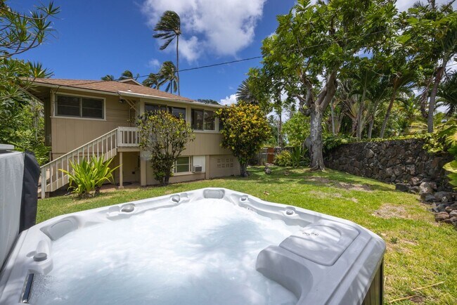 Foto del edificio - Hale Pellicano w/ Private Backyard, Hot Tub, Lush Lawn & Kawela Bay Access