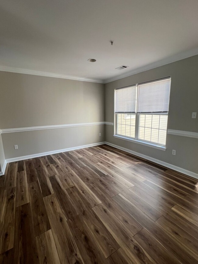 Foto del edificio - RENOVATED END UNIT CONDO/TH
