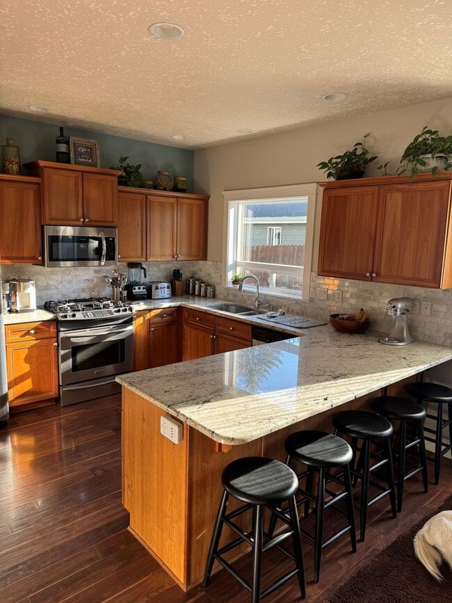 Building Photo - RARE! 5 Bedroom Rental Home pre-leasing for the end of February! Entertainers' Paradise - Pet Fri...