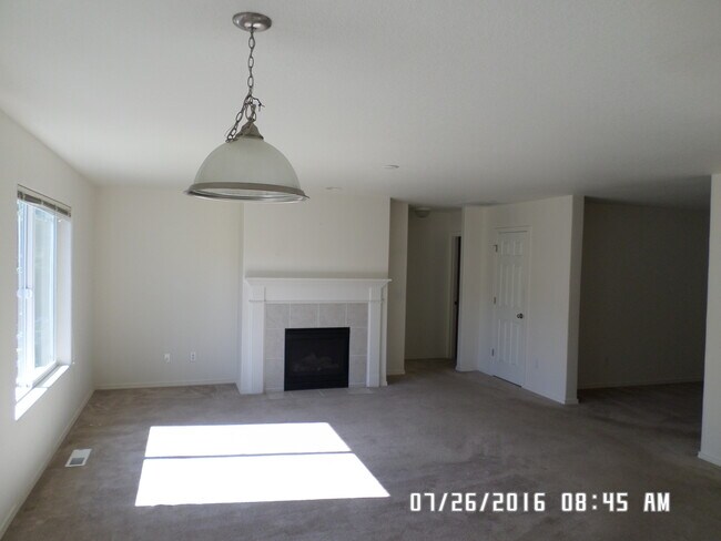 Foto del edificio - 3 Bedroom, 2 Bathroom Home with a 2 Car Ga...