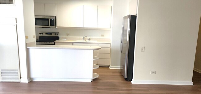 Foto del edificio - Newly renovated, conveniently located Discovery Bay Gem