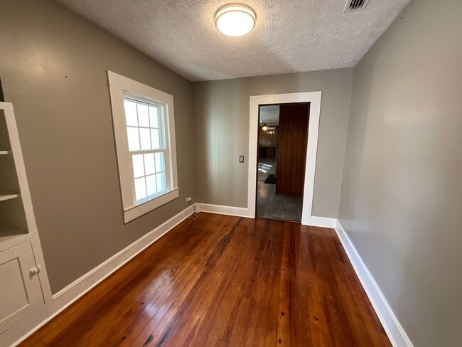 Building Photo - Spacious 3/2 in Greenwood with Everything ...