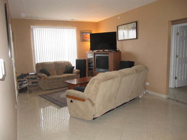 Building Photo - 151 N Waters Edge Dr