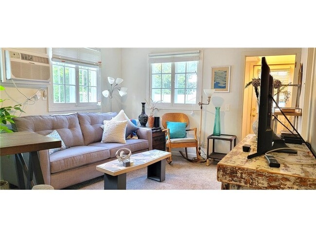 Foto del edificio - 2335 Hemlock Ln N