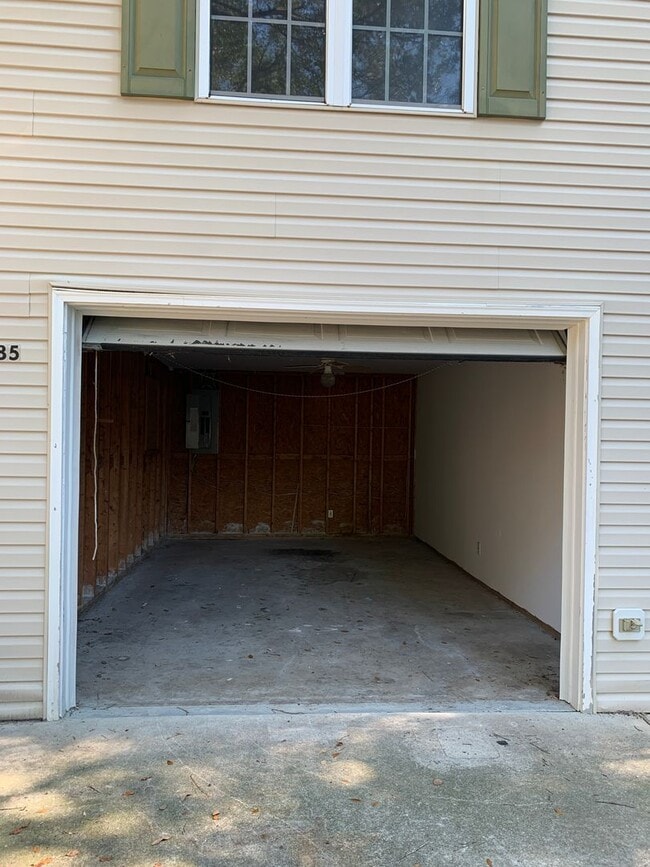 Building Photo - 1 Bedroom, 1 Bathroom House w/Garage Avail...
