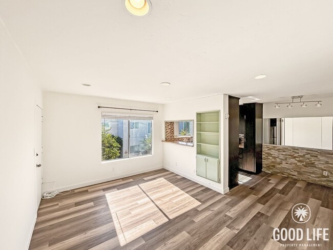 Building Photo - Beautiful 1BD/1BA W/ Laundry On-Site and Reserved Parking in Corridor!