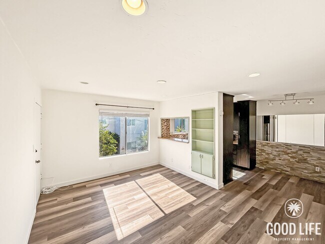 Foto del edificio - Beautiful 1BD/1BA W/ Laundry On-Site and Reserved Parking in Corridor!