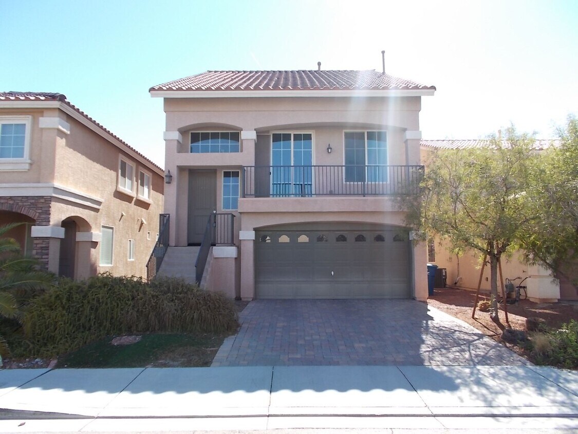 Foto principal - Modern Tri-Level Home with Spacious Layout...