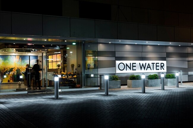 Foto del edificio - 250 N Christopher Columbus Blvd