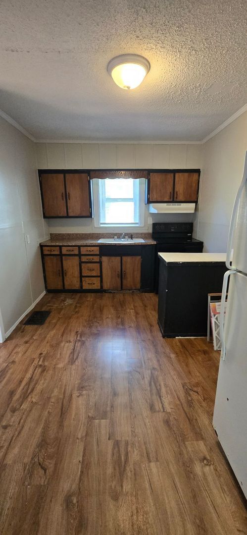 Building Photo - 2 Bed 1 Bath - Off Street Parking/Washer D...