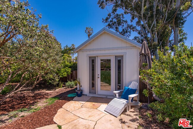 Building Photo - 6563 Dume Dr