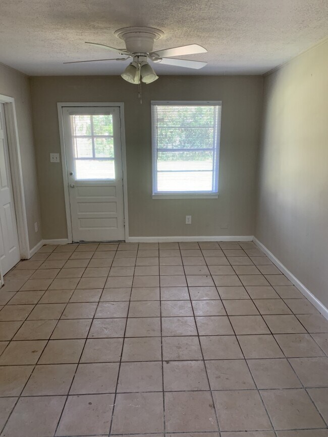 Foto del edificio - 3144 Montwood Dr