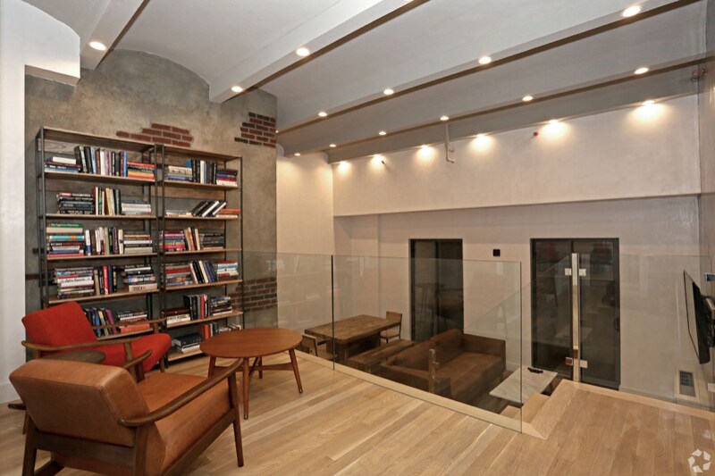 Foto principal - 210 E 22nd St