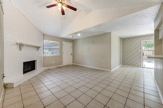 Building Photo - 212 Quaker Dr