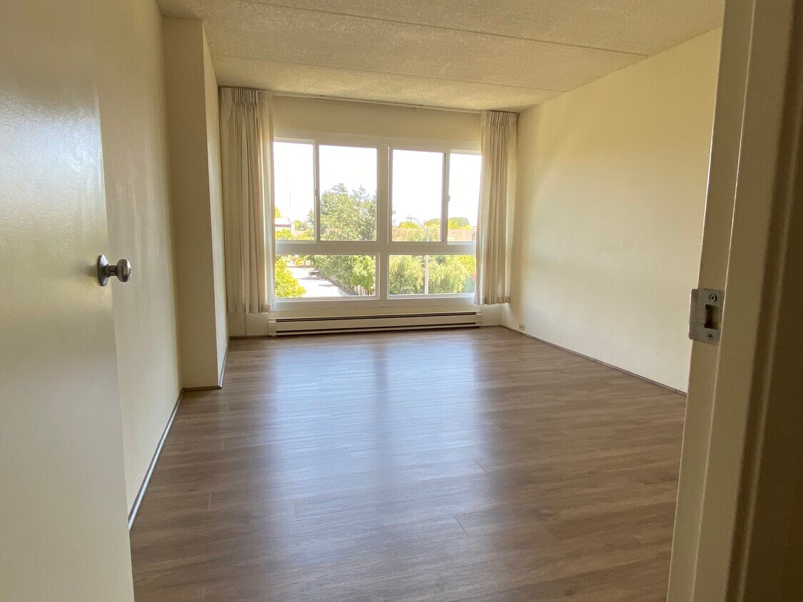 Large bedroom - 1700 Civic Center Dr