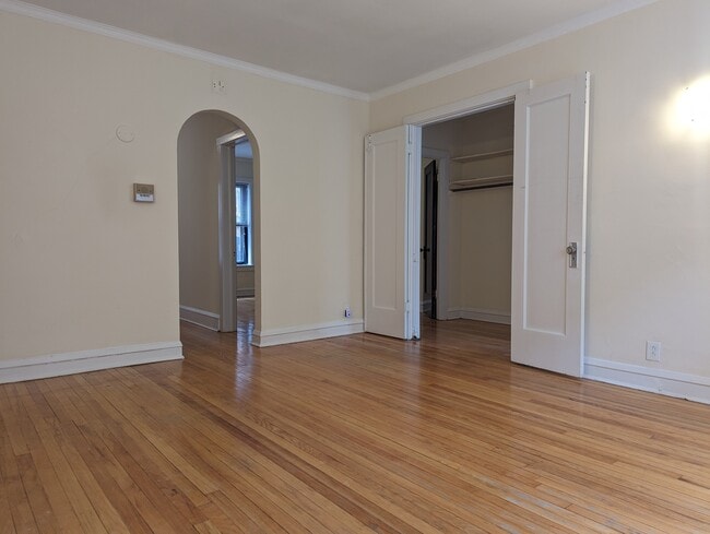 Building Photo - 2122 W Ainslie St