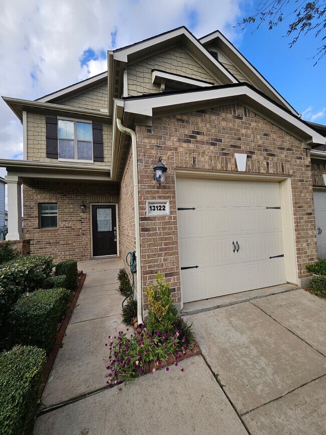 Building Photo - 13122 Stratford Skies Ln