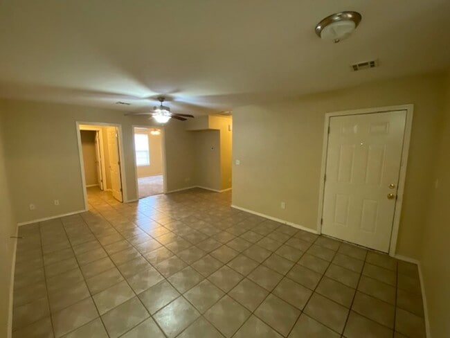 Foto del edificio - Spacious Duplex in Farmington!