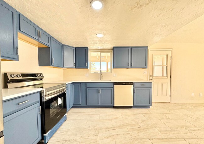 Building Photo - 4BR/2BA/2CP, 1698 sq.ft. rental in Sierra ...