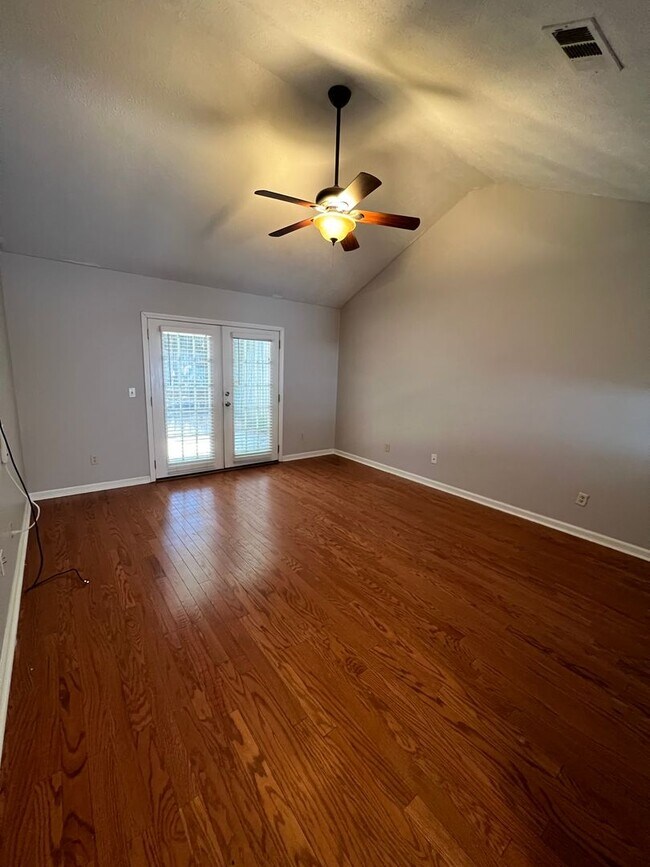 Building Photo - Pet Friendly fenced Duplex in Auburn for r...