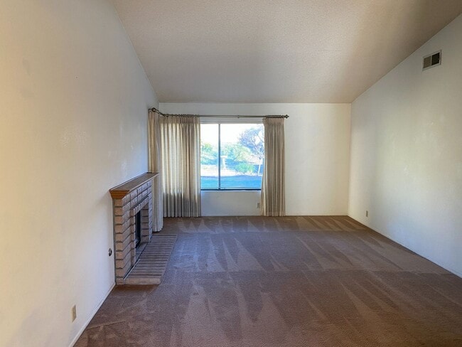 Building Photo - Single story 3 bed, 2 bath Moorpark home with yard