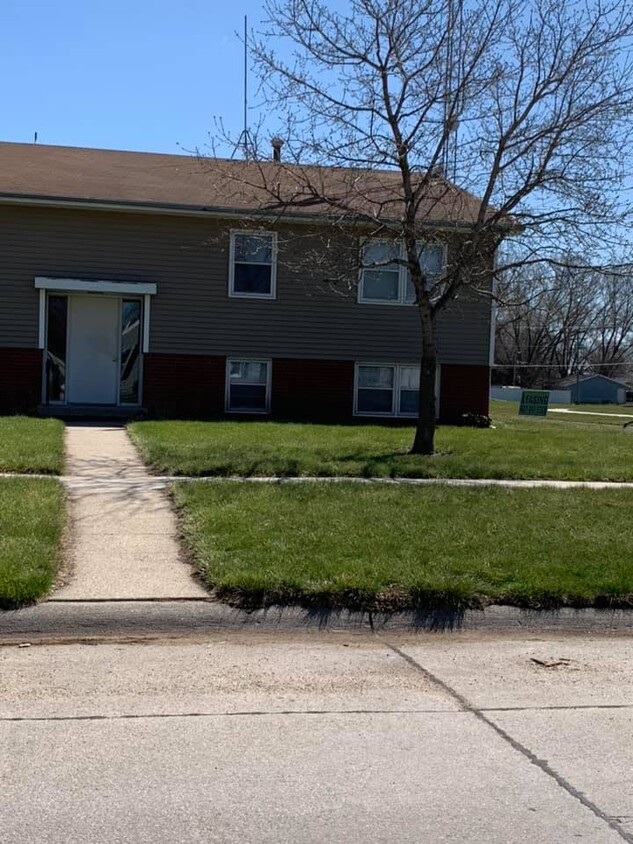 Primary Photo - 611 Blaine St