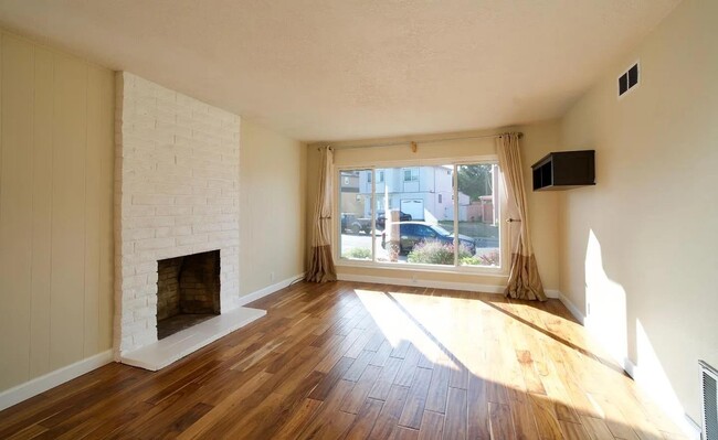 Foto del edificio - 621 Forest Lake Dr